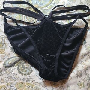 Elegant Black Strappy Women's Intimate
